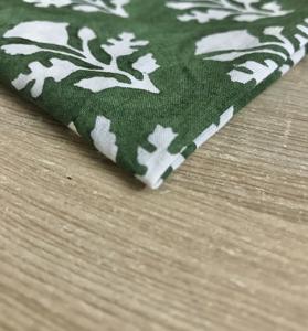 Tela de Algodón Estampada a Mano con Motivo Bota Tradicional India en Verde Oscuro para Mujer - Product Image 4