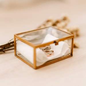 กล่องจัดระเบียบแก้วที่ได้รับการออกแบบอย่างพิถีพิถันนี้โดดเด่นด้วยรูปทรงสี่เหลี่ยมผืนผ้าสีทองอันงดงาม - Product Image 4