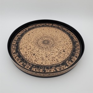 Placa de cargador de hierro con borde dorado adornado con borde esculpido que detalla el diseño Art Deco ligero para la decoración de la boda del banquete real - Product Image 2