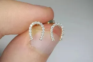 Boucles d'oreilles pendantes en argent 925 pour femmes, avec diamant moissanite rond, design élégant - Product Image 2