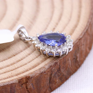 Vente en gros de pendentifs pour femmes en plaqué or blanc 18 ct faits à la main bijoux en pierres précieuses GIA diamant tanzanite en forme de poire pour les fêtes - Product Image 4
