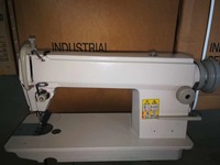 Machine à coudre industrielle à point droit simple aiguille JUKI DDL-5550N d'occasion pour vêtements