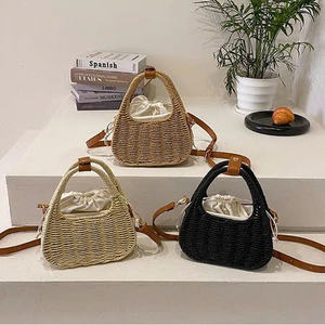 Bolso Bandolera Triangular de Paja con Forma de Gota de Agua, Hecho a Mano, Estilo Vintage Boho, con Cordón - Product Image 1