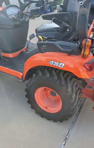 Tracteur miniature Kubota BX-23S 24 CV avec roue de tondeuse attachée, composants essentiels pour les petites exploitations agricoles, y compris le moteur à roulement usagé - Product Image 5