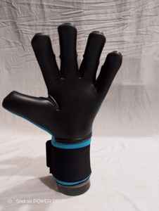 Guantes de portero personalizados impermeables de cuero de alta calidad antideslizantes para niños adultos uso deportivo de fútbol al aire libre - Product Image 3