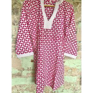 Couvre-maillot de bain rose à motifs géométriques imprimés - Product Image 1