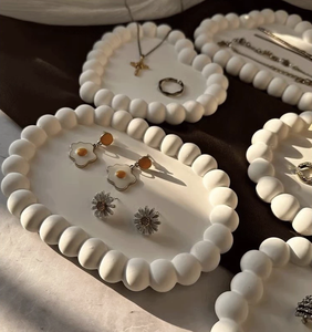 Bandeja Moderna de Concreto Blanco con Diseño de Burbujas para Exhibición de Joyas y Organización de Mesa, Artesanía de Cemento Liso de Vietnam - Product Image 1