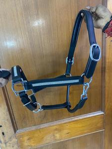 Vente en gros de licou anatomique de cheval en cuir véritable de haute qualité Rembourrage doux Cristaux de strass Selle anglaise Confortable Durable - Product Image 2