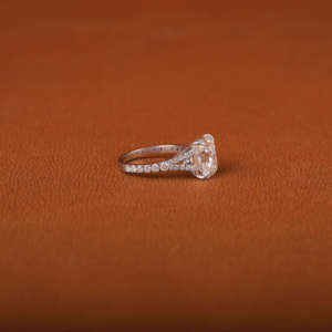 Anillo de compromiso solitario de oro macizo de 18 quilates, Diamante cultivado en laboratorio de corte radiante, regalo de boda para mujer, Diamante de acento de corte de estilo clásico - Product Image 3