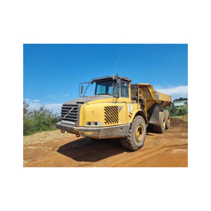 Camions à benne basculante offerts avec transmission manuelle ou automatique et suspension durable - Product Image 2