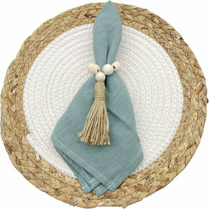 Porte-serviette en bois élégant perlé en bois pour les mariages et les fêtes Design de table à manger convivial - Product Image 1