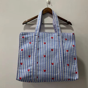 Sac fourre-tout en coton doux matelassé fait à la main, rayé bleu, avec broderie de cœur, fermeture éclair, sac de voyage et quotidien mignon - Product Image 1