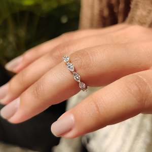 Bague de mariage en or jaune avec diamant taille marquise pureté VS, motif géométrique, bijoux raffinés pour promesses, sertie style éternité - Product Image 2