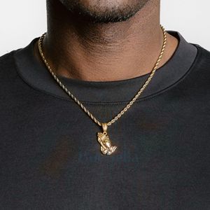 BUEBELLA JEWELS Vente chaude Pendentif main priante en argent 925 pour hommes Collier plaqué or 18 carats avec pendentifs et breloques en moissanite - Product Image 2