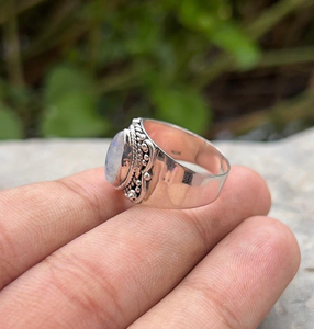 แหวนเงินแท้ 925 ประดับมูนสโตนสีรุ้ง งานแฮนด์เมด สไตล์โบฮีเมียน ของขวัญประจำเดือนมิถุนายน สำหรับผู้หญิง - Product Image 3