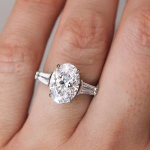 Bague de fiançailles Moissanite ovale 12x8mm | Pierres latérales baguette effilées | OEM de bijoux fins de mariage de mariée en argent or - Product Image 4