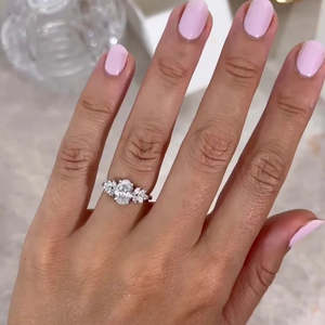 Bague en diamant de laboratoire certifiée IGI 2.00 carats avec pierres latérales marquise ovales DEF VVSVS – Bagues en diamant certifiées IGI - Product Image 6