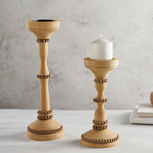Portavelas de pilar de madera natural sin terminar con tallo central de cuentas y base ancha, disponible a precios al por mayor. - Product Image 1