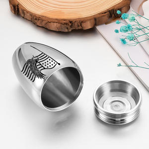 Urne <span class=keywords><strong>funéraire</strong></span> élégante en métal pour cendres d'animaux avec sculpture de patte et <span class=keywords><strong>plaque</strong></span> commémorative gravée, idéale pour être présentée <span class=keywords><strong>sur</strong></span> une étagère ou un cheminée - Product Image 1