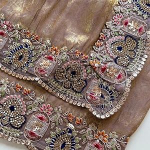 Sari en soie douce de qualité supérieure avec tissage jacquard intégré et bordure brodée de sequins, idéal pour les mariages et toutes les saisons, prix de gros - Product Image 6