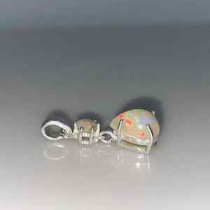 Colgante Hecho a Mano de Acero Inoxidable con Diseño Vintage Liso, Gema de Ópalo Etíope Natural, Diamante Multifuego y Moissanita para Niños - Product Image 1