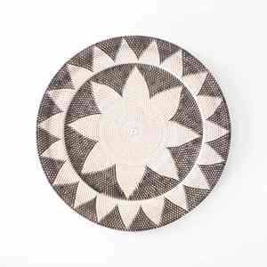 Flores ผนังถักด้วยมือขนาดเส้นผ่าศูนย์กลาง70ซม. องค์ประกอบตกแต่งที่ไม่ซ้ำกันผลิตในประเทศอินโดนีเซียสำหรับบ้านหรือสำนักงาน - Product Image 1