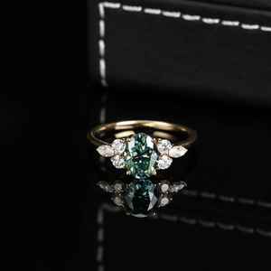 Anillo de Compromiso Único con Moissanita Color Verde Azulado, Elegante Anillo de Regalo de Aniversario para Mujer - Product Image 3