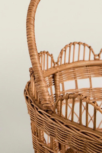 Carrito de ratán festoneado Carrito de mimbre tejido con acabado festoneado. - Product Image 2