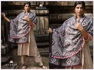 Silencieux en coton brodé, décoré de longs lacets en laine et de produits artisanaux - Product Image 3