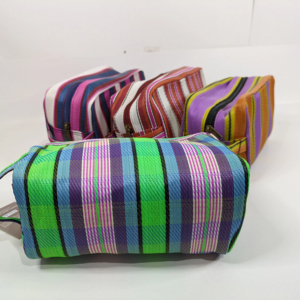 Bolsas de maquillaje de plástico impresas con logotipo personalizado de alta calidad al por mayor con cierre de cremallera estilos de moda para mujeres y niñas - Product Image 1