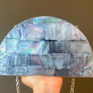 คลัทช์ครึ่งดวงสีรุ้งพร้อมฝังมุกและรายละเอียดสีเงินเก๋ไก๋หรูหราและเหมาะสำหรับงานตอนเย็นด้วย fwe - Product Image 1