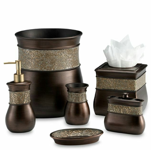 Accesorios de baño dorados adornados con un patrón de desplazamiento de filigrana clásico para un estilo vintage y elegante, disponibles - Product Image 2