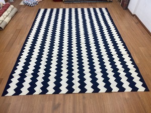 Tapis antidérapant en coton tissé à la main, design rayé en zigzag blanc et bleu marine audacieux, faible hauteur de pile, doux, durable, moderne, tapis de sol, prière à domicile, pique-nique - Product Image 2