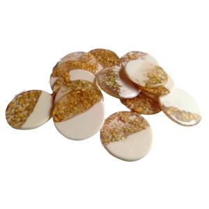 Sous-verre de table rond en résine blanche perle avec combinaison dorée et tapis avec abat-jour naturel bicolore - Product Image 2