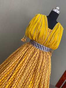 Robe longue en géorgette imprimée, élégante et de style designer, pour les occasions spéciales, les tenues traditionnelles, les tenues de mariage - Product Image 3