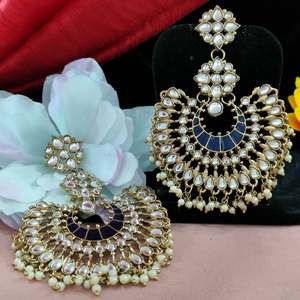 Pendientes intrincados de fusión Kundan y Meenakari bellamente complementados con perlas colgantes y trabajo vibrante - Product Image 6