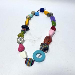 Collar de Cuentas de Resina Clásico en Oferta para Mujeres y Niñas, Diseño de Piedras de Colores Personalizado Hecho a Mano, Uso Personalizado, Ecológico, India - Product Image 2