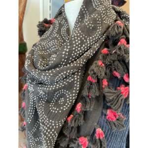 Pañuelo Cuadrado de Algodón Bandhani con Pompones, Diseño Circular en Tono Pizarra Oscuro, Estampado Digital a Mano, Estilo Musulmán, Patrón de Letras de Leopardo, Logotipo Personalizado - Product Image 6