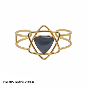 Brazalete Geométrico Hecho a Mano de Latón con Incrustaciones Triangulares de Nácar Negro, Brazalete Abierto Minimalista para Mujer - Product Image 2