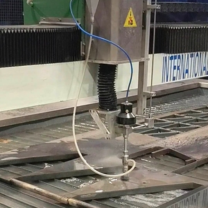 เครื่องตัดวอเตอร์เจ็ท BTECH CNC 3 แกน หรือ 5 แกน พร้อมถังใส่หินขัดขนาดใหญ่ ซอฟต์แวร์ CNC แรงดันสูงสุด 4200 บาร์ 22-37 กิโลวัตต์ 220-480 โวลต์ - Product Image 4