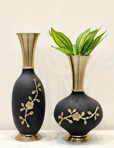 Juego de 2 jarrones de mesa de hierro fundido floral Diseño de jarrón de piso funcional Accesorios decorativos de mesa de metal - Product Image 1