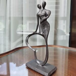 Sculptures de couple en aluminium fiables rehaussent la décoration intérieure en alliant le symbolisme émotionnel à l'artisanat artistique - Product Image 1