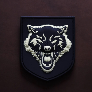 Produits à logo personnalisé Logo souple à la mode Patch pressé à chaud Patchs en caoutchouc PVC Étiquette en relief 3D Étiquettes en caoutchouc pour vêtement - Product Image 4