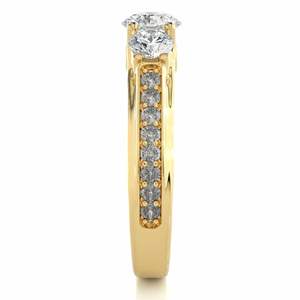 Bague de fiançailles ronde en diamant taillé à 3 pierres avec accents pour femme - Product Image 2