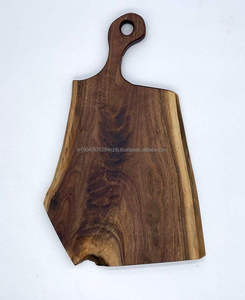 Planche à découper en bois d'acacia naturel KALATRI, élégante, durable, de forme rectangulaire, passe au lave-vaisselle, avec poignée, fabriquée à la main - Product Image 4