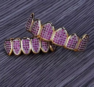 Grillz de diamante de lujo con acabado de alto brillo Comfort Fit Custom Moissanite Main Stone Good Selling Worldwide Supply - Product Image 2