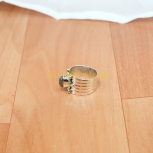 Bague large en argent sterling 925 et laiton martelé, avec un design de bordure en corde, en labradorite naturelle, faite à la main - Product Image 6