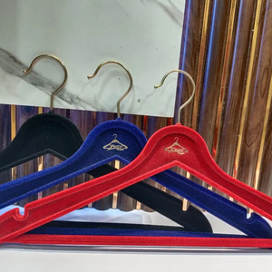 Cintres en plastique de qualité supérieure de 19 pouces pour costumes et manteaux en velours Solution de suspension de vêtements solide et durable - Product Image 1