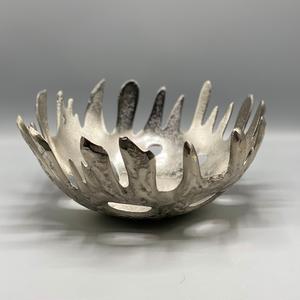 Frutero de aluminio de diseño con patrón de recorte único y acabado martillado Ideal para exhibición de centro de mesa y decoración del hogar - Product Image 2