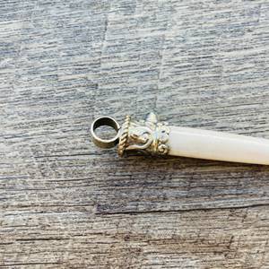 Venta al por mayor de forma fría, collar con colgante de hueso epoxi, joyería de madera de resina, colgante de madera y hueso - Product Image 3